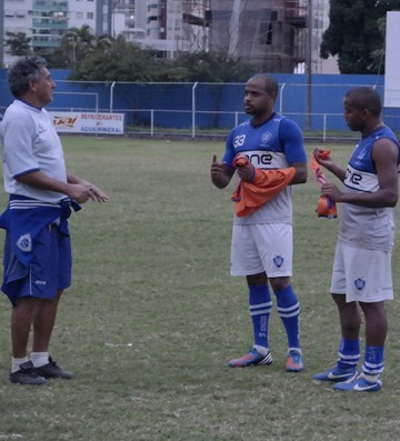 Técnico Luís Carlos Sá conversa com Wallace e Flávio Santos, reforços do Vitória para a Copa ES (Foto: Richard Pinheiro/GloboEsporte.com)