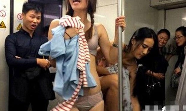 Garotas fizeram strip em metrô para divulgar serviço de lavanderia (Foto: Reprodução/YouTube/CCTV News)