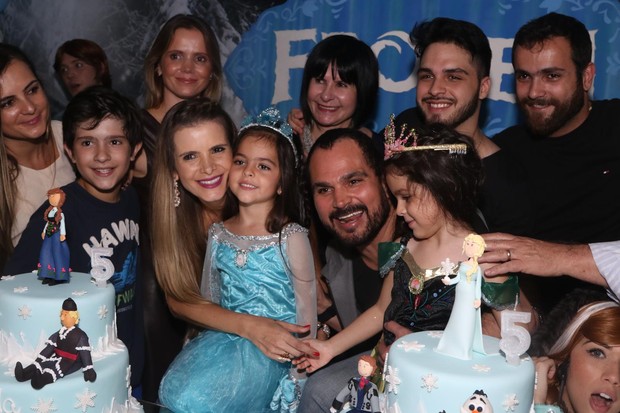 Luciano Camargo e as filhas (Foto: Marcelo Brammer e Thiago Duran / AgNews)