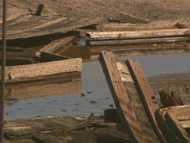 Moradores reclamam de obra parada que acumula lixo e água parada (Foto: Maurício Glauco/EPTV)