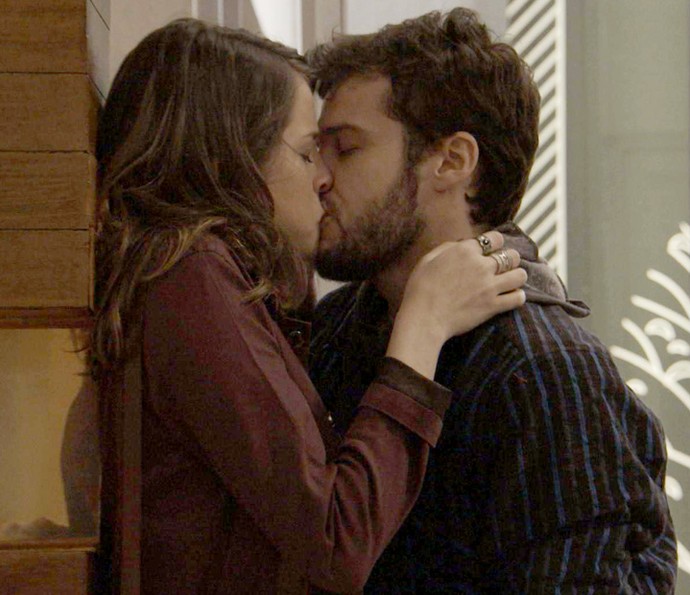 Camila tenta resistir, mas se entrega no beijo de Giovanni (Foto: TV Globo) Camila tenta resistir, mas se entrega no beijo de Giovanni (Foto: TV Globo)