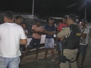 Ao todo 28 trabalhadores eram transportado de forma irregular  (Foto: Reprodução / TV TEM)