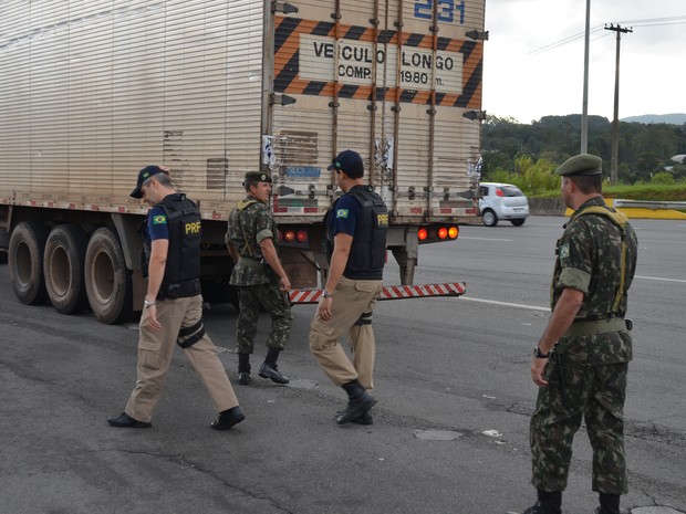 Caminhão não portava sinalização adequada para transporte de produtos perigosos.  (Foto: Divulgação / PRF)