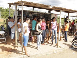 Familiares deos presos se reuniram em frente ao presídio em busca de informações. (Foto: Valdivan Veloso / G1) Familiares deos presos se reuniram em frente ao presídio em busca de informações. (Foto: Valdivan Veloso / G1)