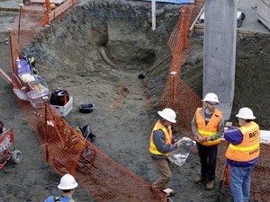 Obra foi paralisada e área onde a presa foi encontrada foi isolada para as escavações dos paleontólogos (Foto: Elaine Thompson/AP)