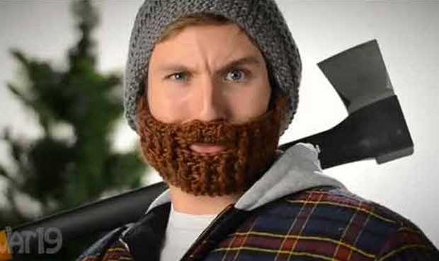 Em 2011,  uma empresa do Canadá lançou um chapéu que já vem com uma barba de lã acrílica acoplada, com o objetivo de aquecer o rosto do freguês no inverno do Hemisfério Norte.  A empresa promete que a barba é leve, não coça nem arranha. (Foto: Reprodução)
