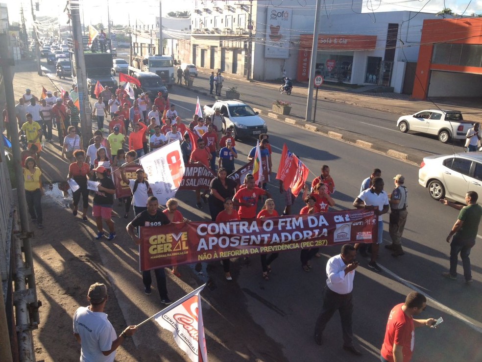 Grupo fecha parcialmente a Estadea do Coco, sentido litoral norte (Foto: Henrique Mendes/G1 Bahia)
