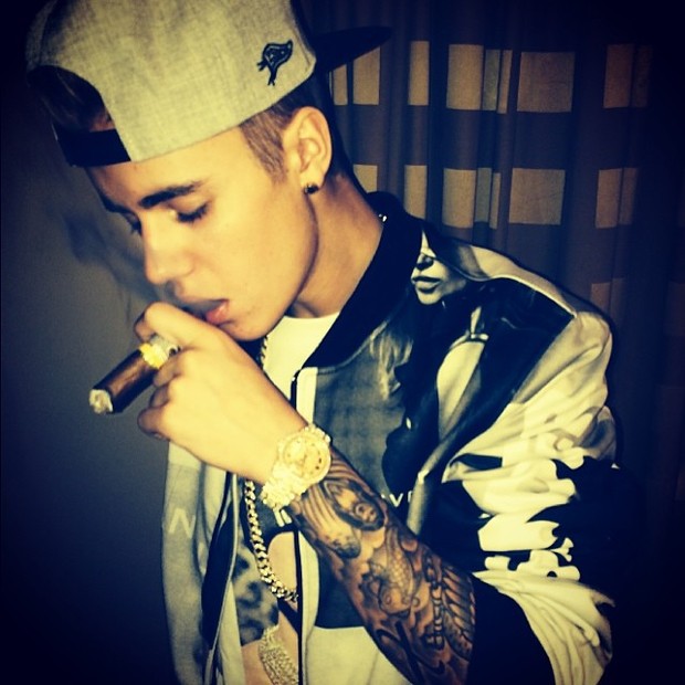 Justin Bieber posa fumando charuto (Foto: Instagram/ Reprodução)