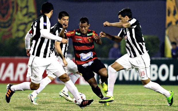 Marcos Aurelio jogo Libertad e Sport (Foto: Reuters)