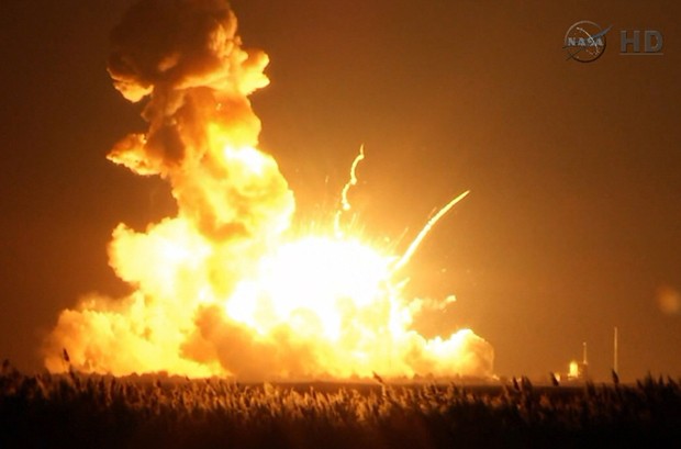 Imagem tirada de vídeo da TV Nasa mostra foguete Antares explodindo logo após lançamento na Instalação de Voo Wallops, em Virgínia, nesta terça-feira  (Foto: AP Photo/Nasa TV)