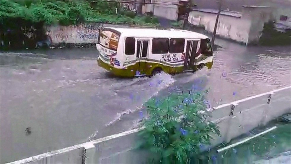 Rua fica alagada após chuvas fortes no Grande Recife (Foto: Reprodução/WhatsApp)