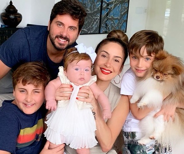 Claudia Leitte e Márcio Pedreira com os filhos, Davi, Rafael e Bela (Foto: Reprodução/Instagram)