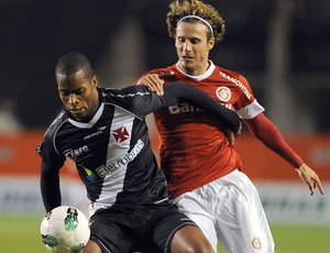 Dedé e Forlan, Internacional x Vasco (Foto: Edu Andrade / Agência Estado)