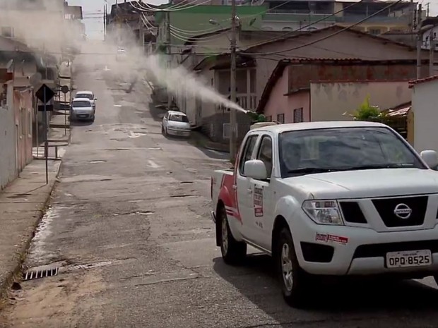 Uso de carros para borrifar inseticida, o fumacê, por grandes áreas auxilia combate a mosquito que pode transmitir febre amarela em áreas urbanas (Foto: Reprodução EPTV/Claudemir Camilo) Uso de carros para borrifar inseticida, o fumacê, por grandes áreas auxilia combate a mosquito que pode transmitir febre amarela em áreas urbanas (Foto: Reprodução EPTV/Claudemir Camilo)