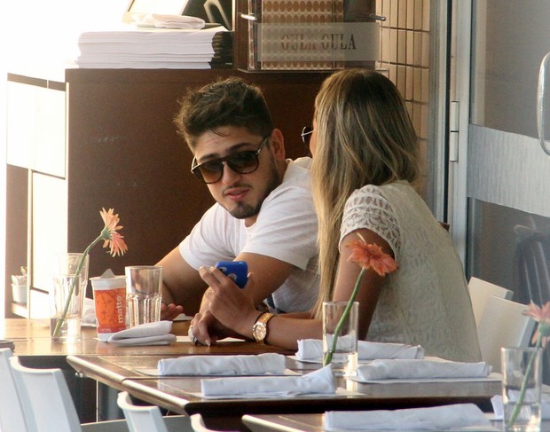 Daniel Rocha e a namorada em restaurante na Barra (Foto: Marcus Pavão / AgNews)