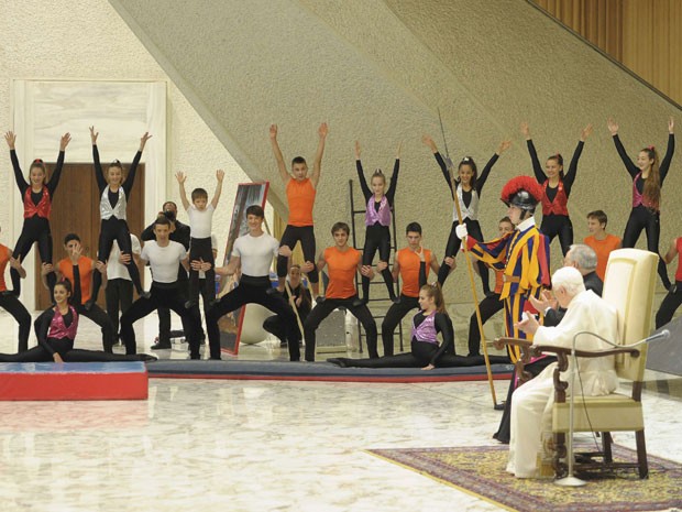 Performance dos artistas no Vaticano (Foto: Max Rossi/Reuters)