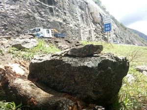 Pedras rolaram na BR-040 em Petrópolis (Foto: Jaqueline Ribeiro)