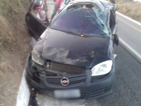 Tio e sobrinha ficaram feridos após carro capotar na BR-104, entre Agrestina e Cupira (Foto: Divulgação/PRF)