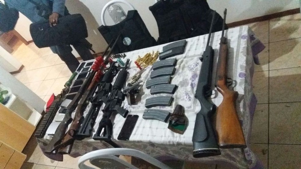 Policiais apreenderam metralhadoras, fuzil, pistola e várias munições em casa utilizada por criminosos em Ubirajara (Foto: Polícia Militar/Divulgação)