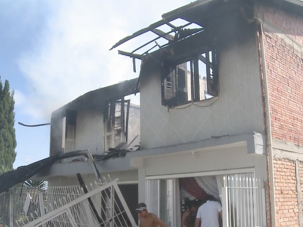 Incêndio atinge casas em Caxias do Sul (Foto: Reprodução/RBS TV)