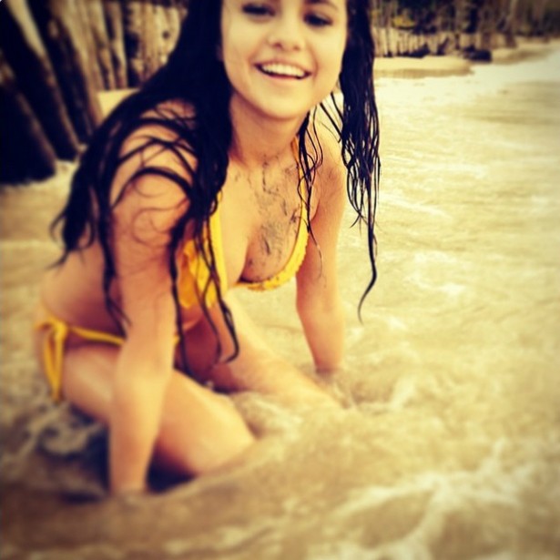 A cantora Selena Gomez se divertindo na praia. (Foto: Instagram)