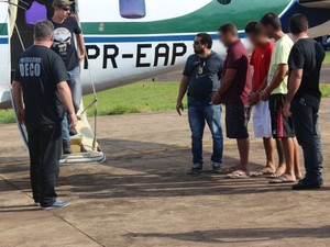 Suspeitos de furtar projetores de cinema no RJ chegam de avião a MS (Foto: Gabriela Pavão/ G1 MS)