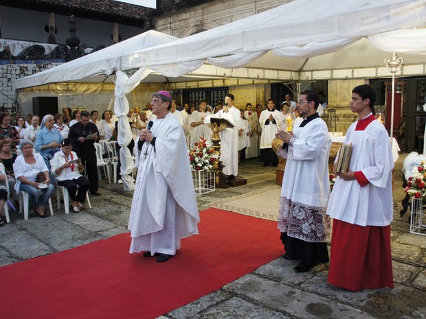 Arcebispo da Paraíba, Dom Aldo Pagotto, celebrou a missa na Igreja São Francisco (Foto: Daniel Peixoto/G1)