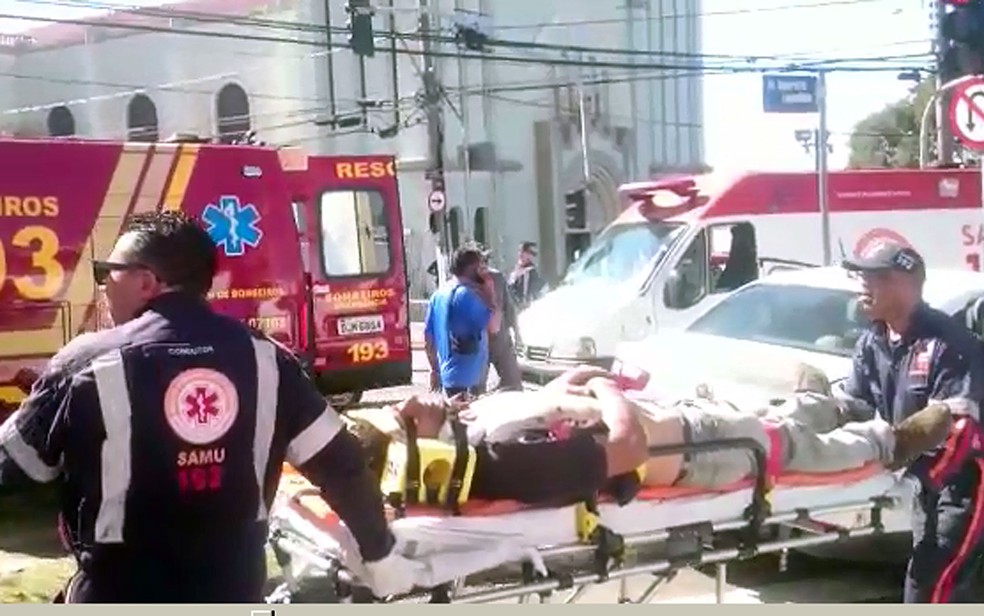 Samu leva paciente para ambulância em Campinas (Foto: Cristiano Felipe da Silva/Arquivo Pessoal)