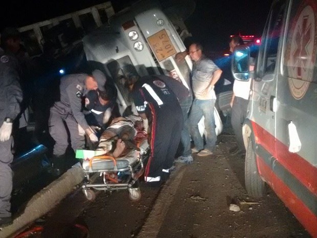 O motorista foi resgatado e encaminhado ao Hospital Municipal de Valadares. (Foto: Diego Souza/G1)