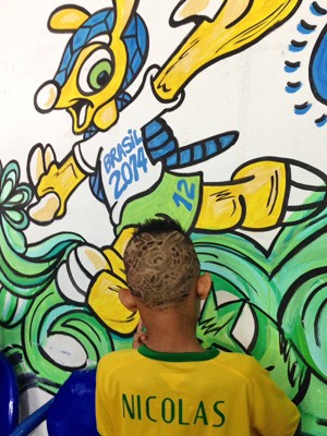 O mascote Fuleco está na cabeça dos jovens torcedores no Rio (Foto: Káthia Mello/G1)
