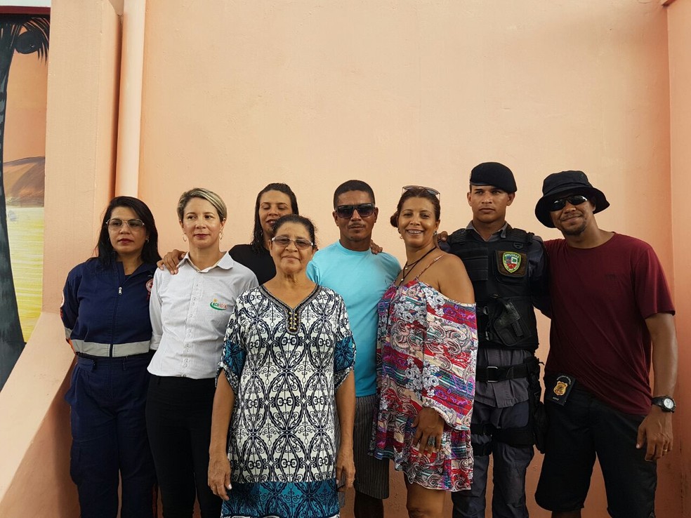 Francisca Silva ao lado de sete dos oito filhos (Foto: Anny Barbosa/G1)
