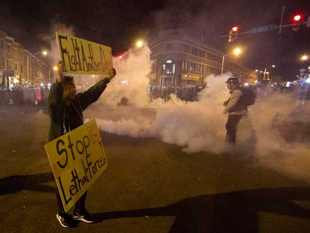 Polícia tenta reprimir manifestantes que desafiaram toque de recolher em Baltimore. (Foto: Matt Rourke / AP Photo)