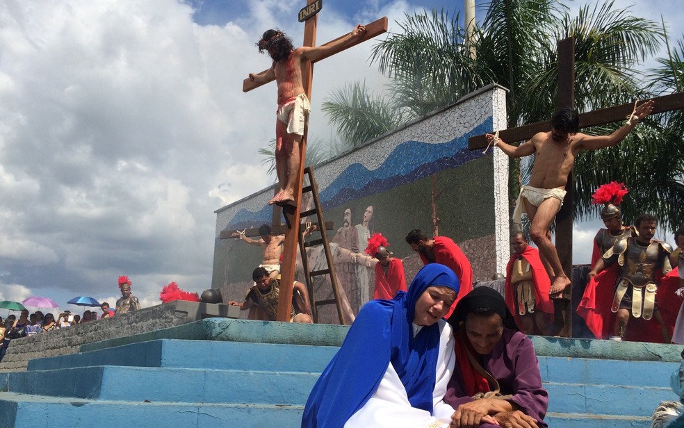 Maria se emociona com a morte de Jesus Cristo (Foto: Vitor Santana/G1)