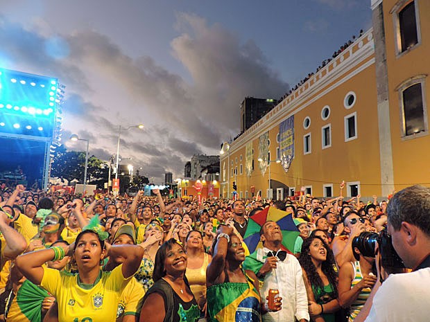 Cais da Alfândega recebeu 8.000 torcedores nesta terça (Foto: Vitor Tavares / G1)