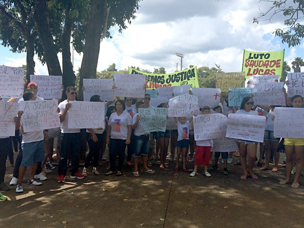 Familiares e amigos de garoto morto por frentista durante protesto contra o aumento da gasolina fazem protesto contra a libertação do suspeito (Foto: Luciana Amaral/G1) Familiares e amigos de garoto morto por frentista durante protesto contra o aumento da gasolina fazem protesto contra a libertação do suspeito (Foto: Luciana Amaral/G1)