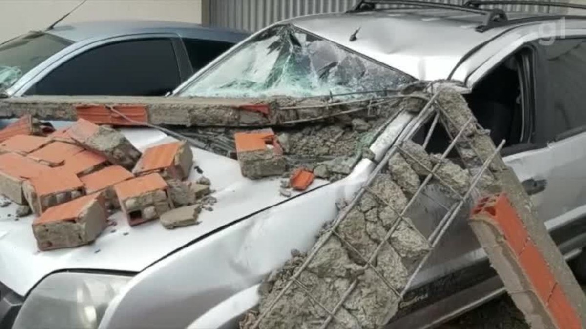 Muro de galpão cai em cima de carros e teto de ginásio desaba durante