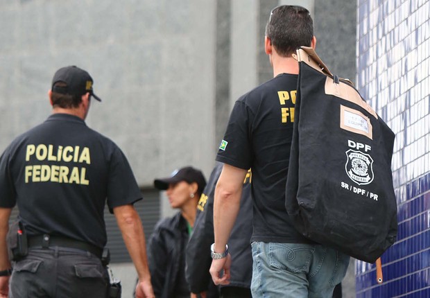 Polícia Federal recolhe documentos para a nova fase da Lava Jato (Foto: Rovena Rosa/Agência Brasil)