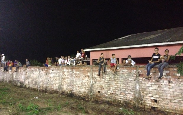 torcedores no muro Pimentense x Vilhena decisão Rondoniense (Foto: Jonatas Boni/GLOBOESPORTE.COM)