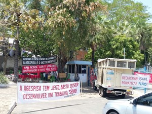 Manifestantes tomaram conta da presidência da Agespisa em Teresina (Foto: Gilcilene Araújo/G1)
