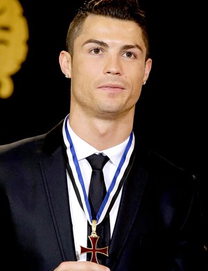 Cristiano Ronaldo recebe condecoração de Portugal (Foto: EFE)