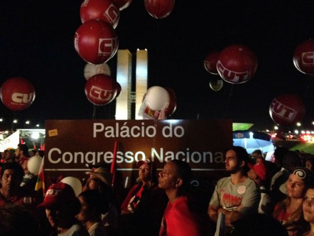 Participantes do ato pró-governo ocupam o gramado do Congresso Nacional (Foto: Alexandre Bastos/G1)