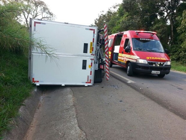 Caminhão tombou após acidente em rodovia (Foto: Divulgação/Corpo de Bombeiros)