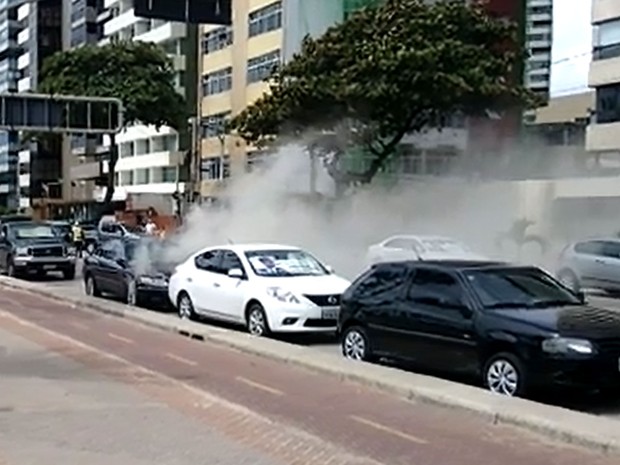 Segundo bombeiros, pane elétrica iniciou incêndio em motor de carro na Avenida Boa Viagem (Foto: Reprodução / WhatsApp)