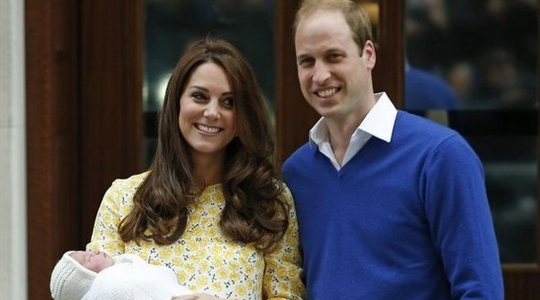 Kate e William deixam a maternidade com sua princesinha (Foto: AP)