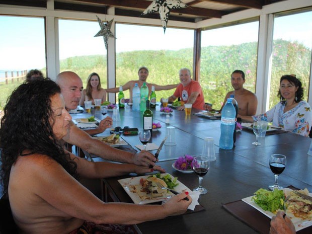 Brasileiros naturistas participam refeição com argentinos na Playa Escondida (Foto: Carina Moreschi/Arquivo pessoal)