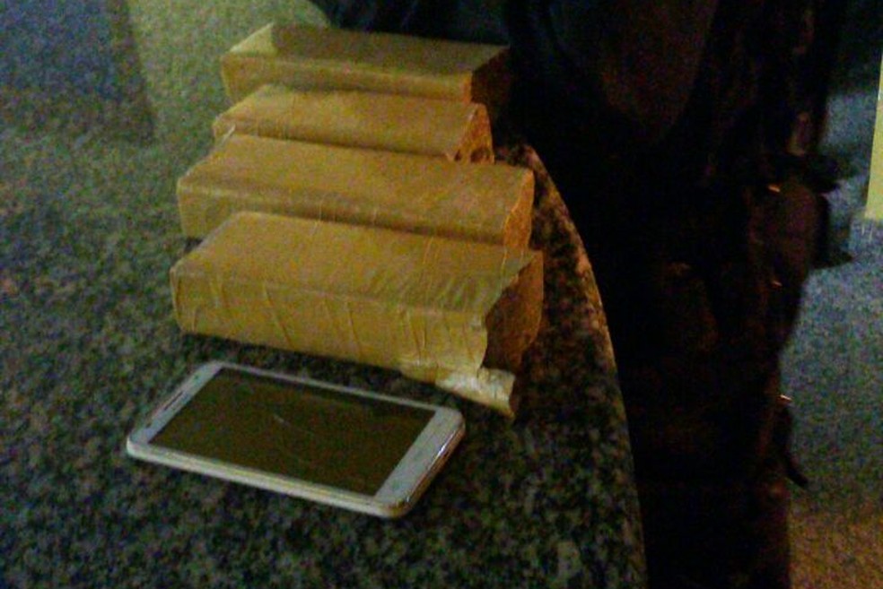 Maconha foi apreendida com homem na BR-101, em Casimiro de Abreu (Foto: Polícia Militar/Divulgação)