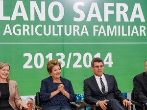 Presidente Dilma Rousseff participou, ao lado do presidente em exercício do Senado, Romero Jucá, do anúncio do plano de crédito para a agricultura familiar (Foto: Roberto Stuckert Filho/PR)