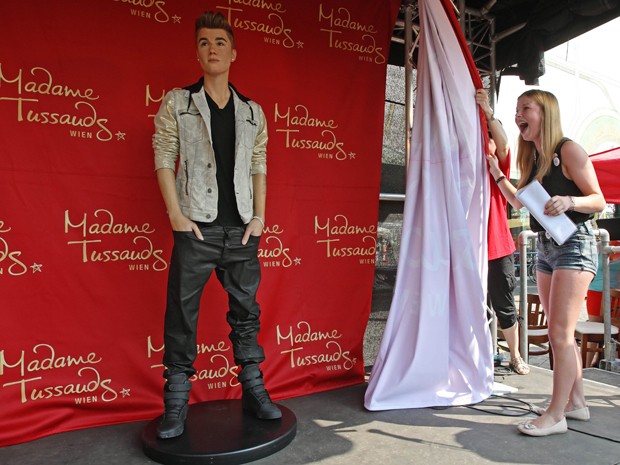 Fã puxa a cortina e revela boneco de cera de Justin Bieber na Áustria (Foto: REUTERS/Heinz-Peter Bader)