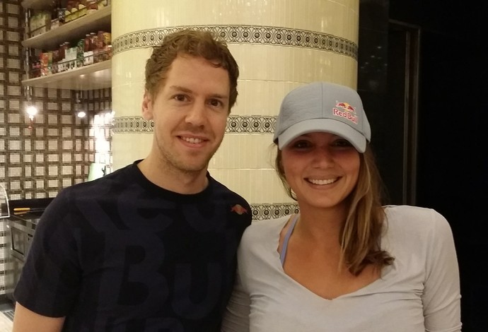 Maya Gabeira posa para foto ao lado de Sebastian Vettel na Malásia (Foto: Reprodução / Instagram)