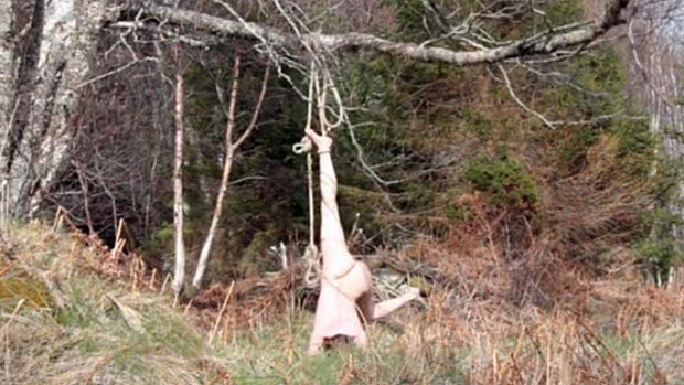 Por volta dos oito minutos e meio, Hilde começa a gritar pedindo ajuda dos amigos. (Foto: BBC) Por volta dos oito minutos e meio, Hilde começa a gritar pedindo ajuda dos amigos. (Foto: BBC)